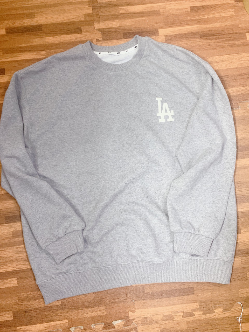 Áo Sweater MLB Phillies Logo Overfit White Sweatshirt  thesunshine